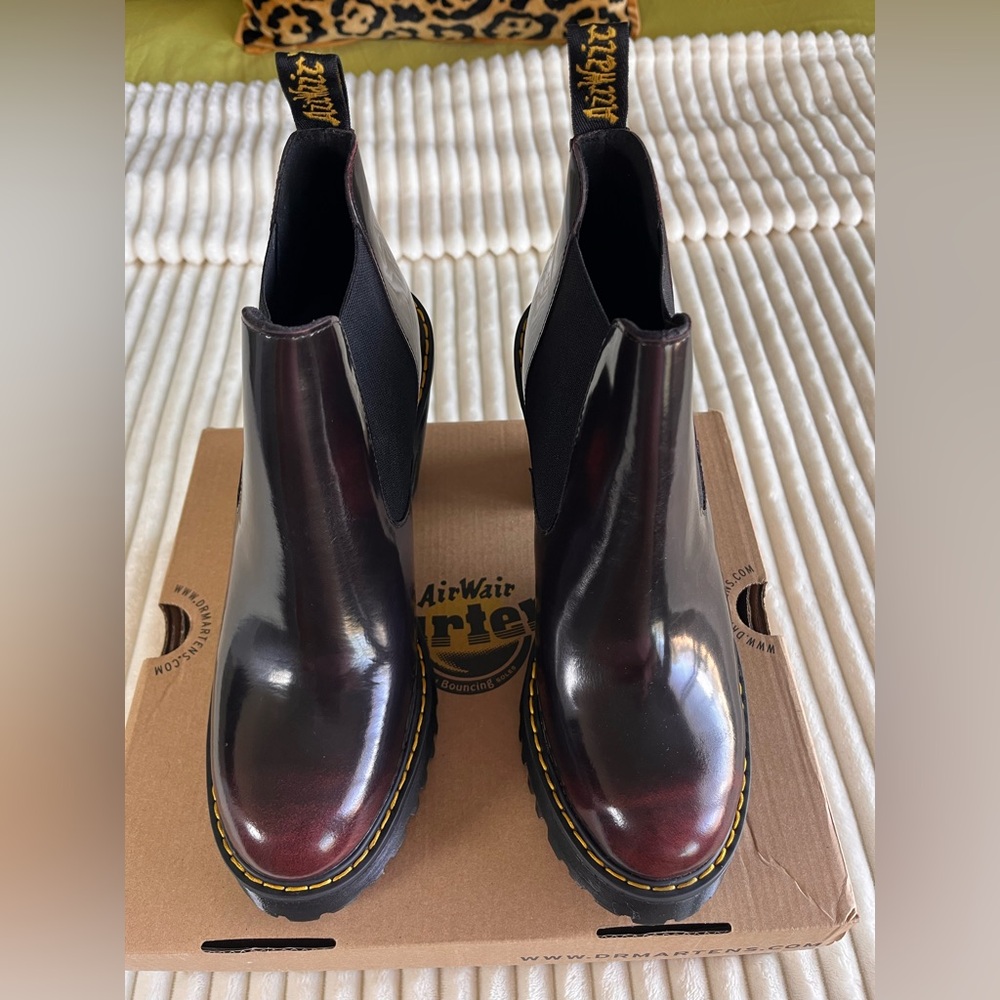 Dr Martens Hurston Cherry Red Platform Lug Chelsea Heeled Boots Size 9 NIB - Picture 4 of 9